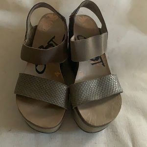 CLOSET CLEANOUT‼️ OTBT Sandals